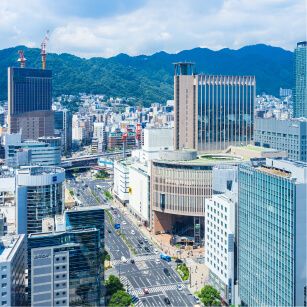 写真：「三宮」駅周辺の百貨店など立ち並ぶ大通り