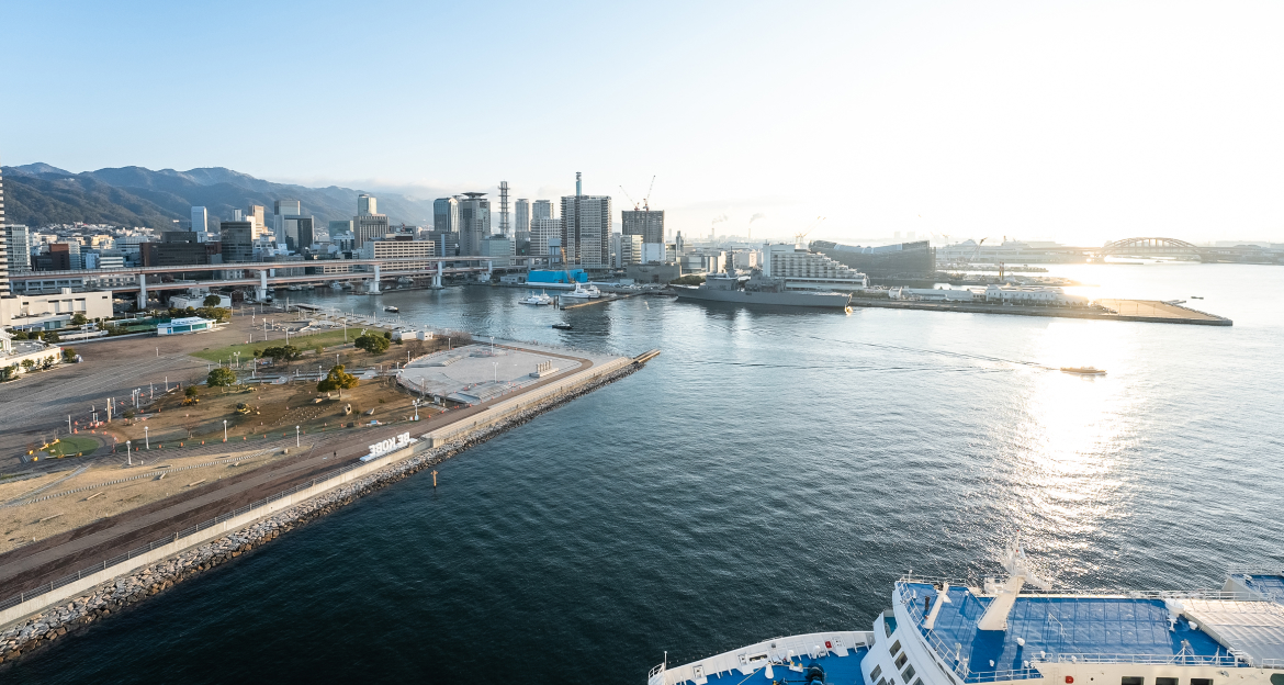 写真：ダブルルーム 東側から見える朝日を浴びて輝く港の風景