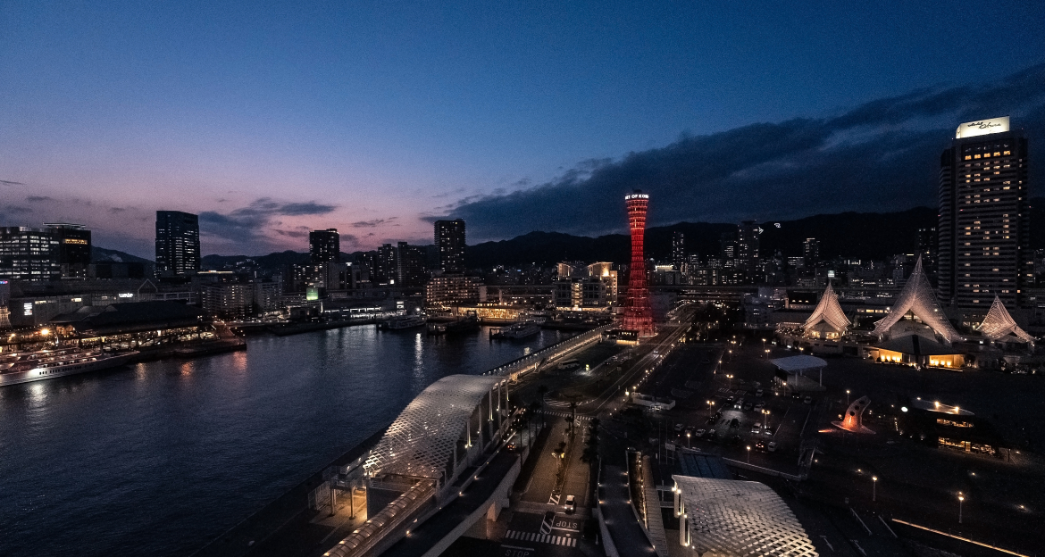 写真：ダブルルーム 北側から見える神戸市内や神戸ポートタワーなどの夜景