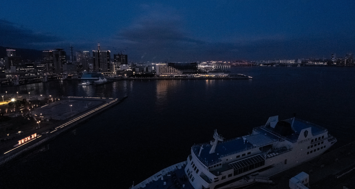 写真：ツイン 東側から見える夜の海と船